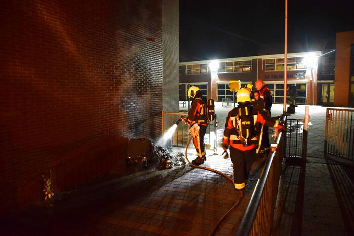 Kliko naast scholencomplex door brand verwoest