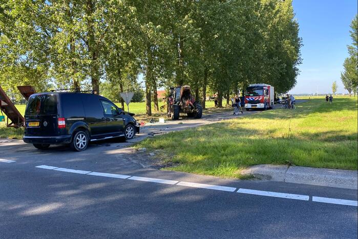 Flinke schade bij botsing tussen tractor en bestelbus