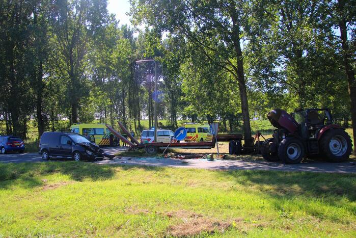 Flinke schade bij botsing tussen tractor en bestelbus