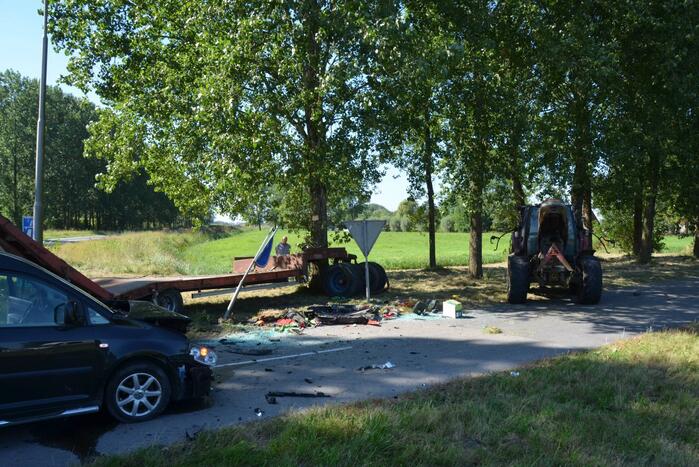 Flinke schade bij botsing tussen tractor en bestelbus
