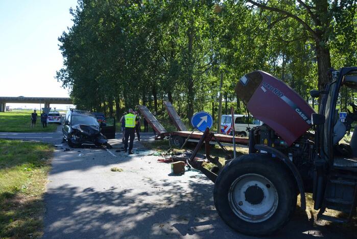 Flinke schade bij botsing tussen tractor en bestelbus