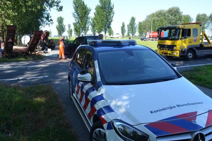 Flinke schade bij botsing tussen tractor en bestelbus
