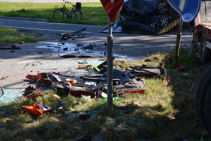 Flinke schade bij botsing tussen tractor en bestelbus