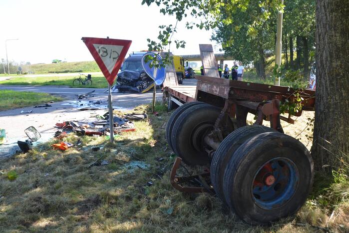 Flinke schade bij botsing tussen tractor en bestelbus