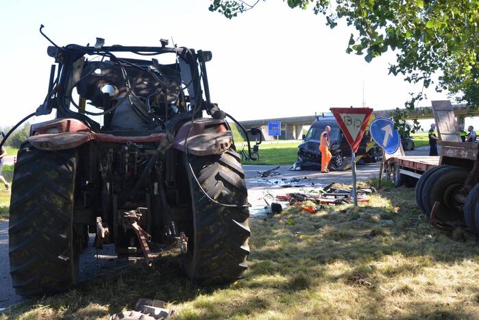 Flinke schade bij botsing tussen tractor en bestelbus