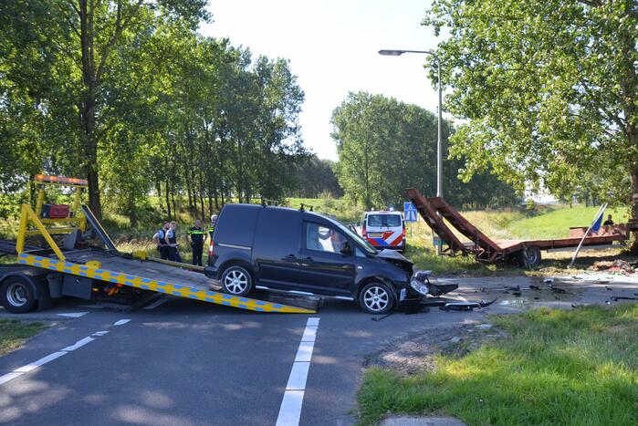 Flinke schade bij botsing tussen tractor en bestelbus