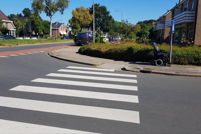 Bestelauto rijdt tegen elektrische rolstoel aan