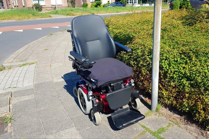 Bestelauto rijdt tegen elektrische rolstoel aan