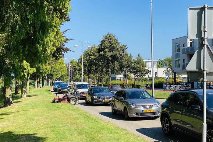 Overstekende grasmaaier zorgt voor verkeersopstopping