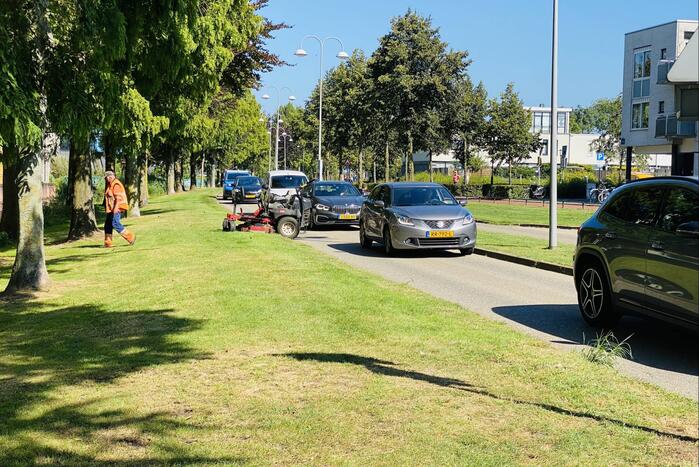 Overstekende grasmaaier zorgt voor verkeersopstopping