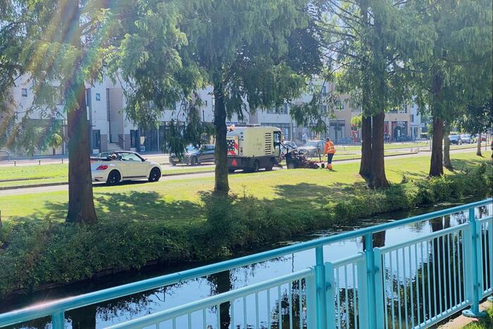 Overstekende grasmaaier zorgt voor verkeersopstopping