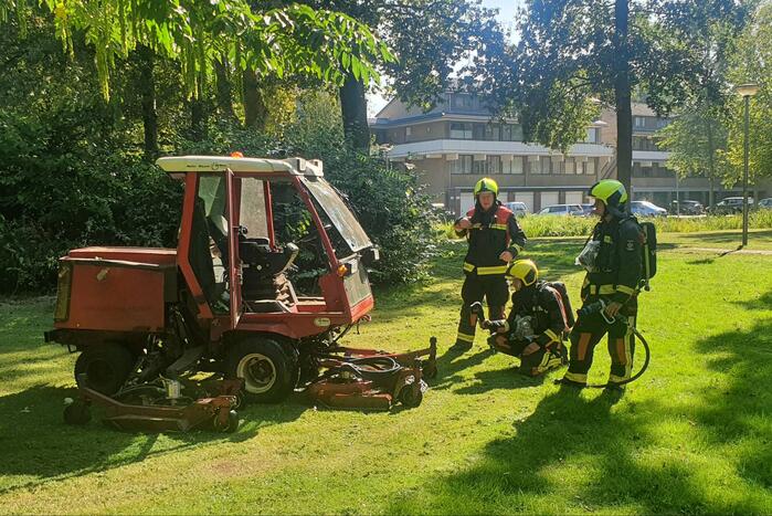 Grasmaaier vliegt plotseling in brand tijdens maaien