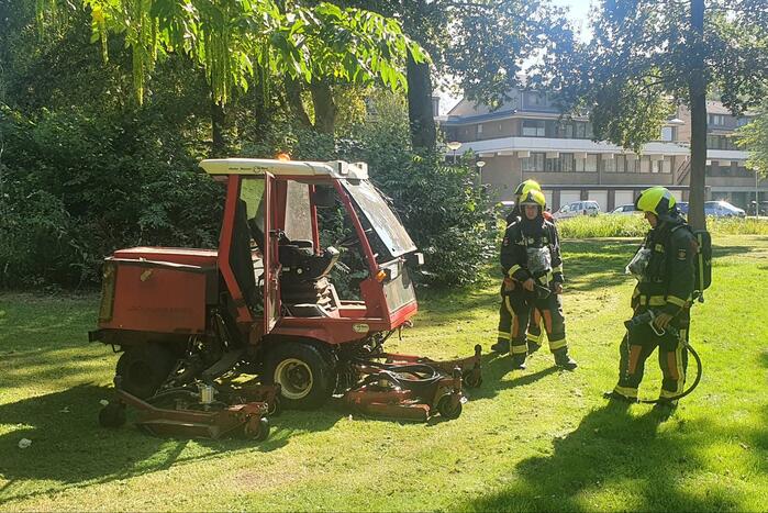 Grasmaaier vliegt plotseling in brand tijdens maaien
