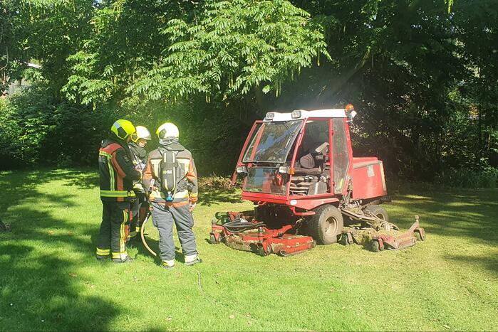Grasmaaier vliegt plotseling in brand tijdens maaien