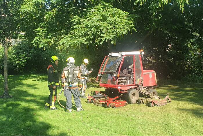 Grasmaaier vliegt plotseling in brand tijdens maaien