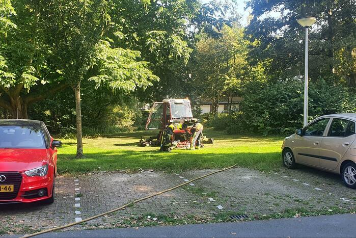 Grasmaaier vliegt plotseling in brand tijdens maaien