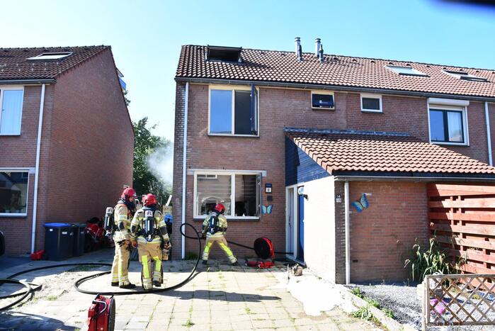 Enorme rookwolken bij brand in woning