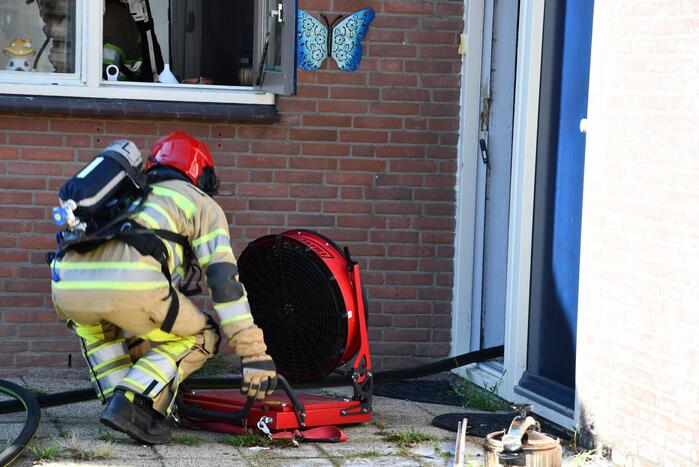 Enorme rookwolken bij brand in woning
