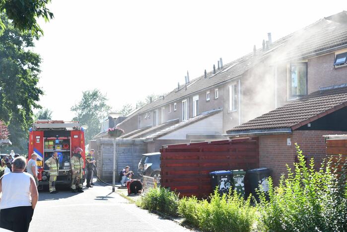 Enorme rookwolken bij brand in woning