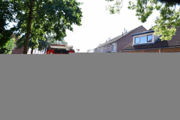 Enorme rookwolken bij brand in woning