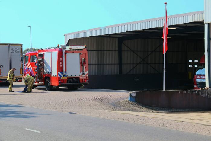 Vrachtwagenchauffeur rijdt dieseltank lek
