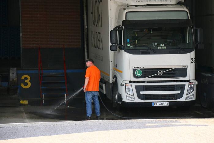 Vrachtwagenchauffeur rijdt dieseltank lek