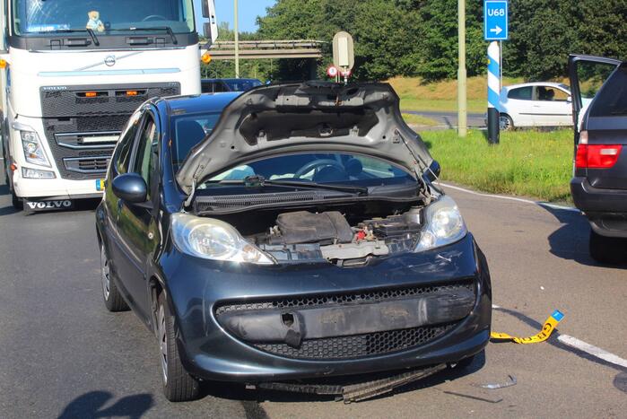 Twee voertuigen botsen op kruising