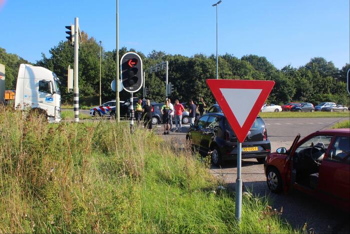 Twee voertuigen botsen op kruising