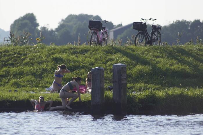 Zonaanbidders genieten van het lekkere weer