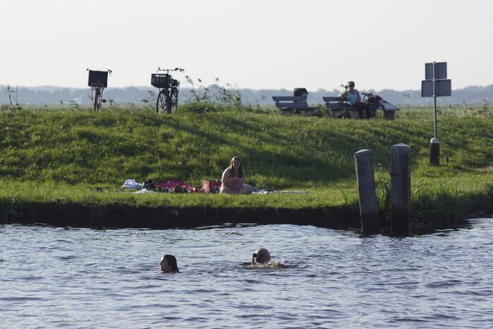 Zonaanbidders genieten van het lekkere weer