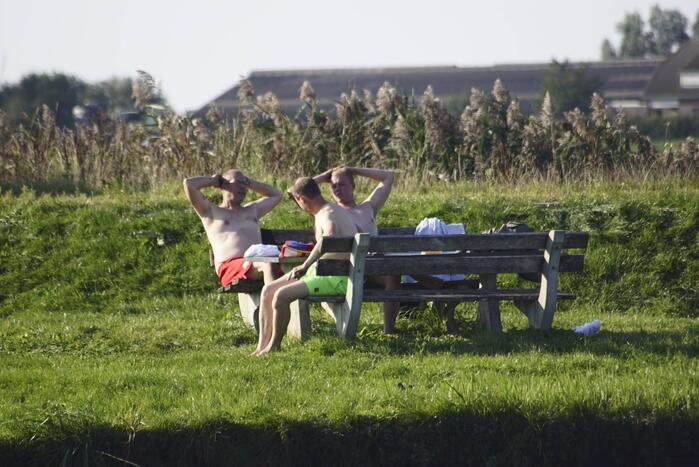 Zonaanbidders genieten van het lekkere weer