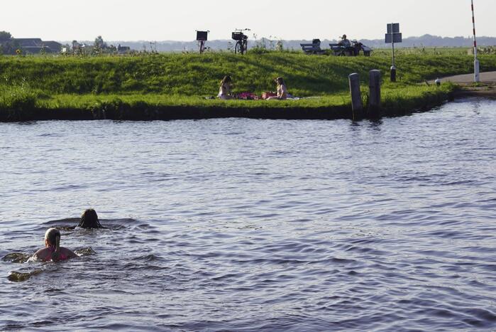 Zonaanbidders genieten van het lekkere weer