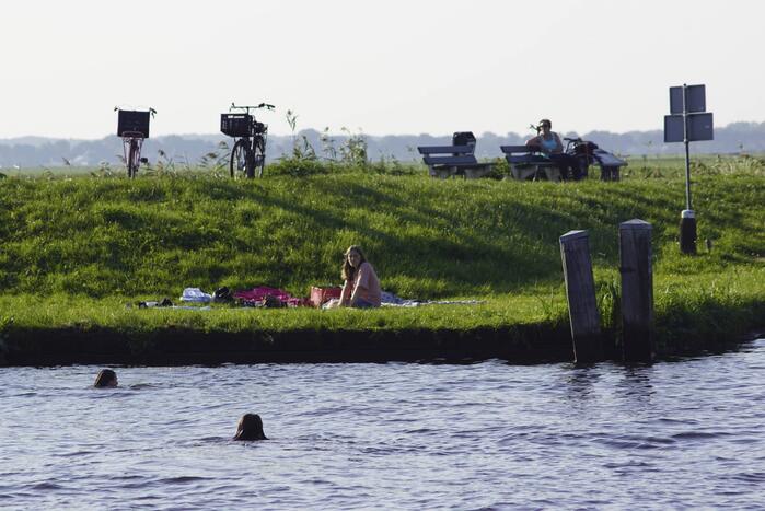Zonaanbidders genieten van het lekkere weer