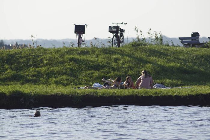 Zonaanbidders genieten van het lekkere weer