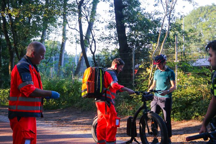 Man op elektrische step komt ten val in bos