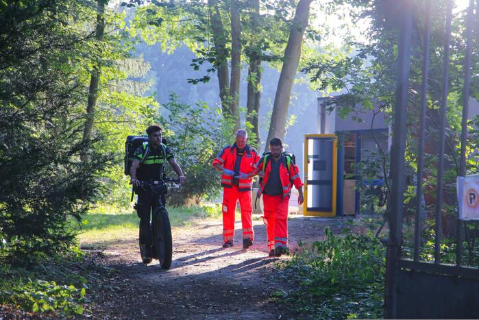 Man op elektrische step komt ten val in bos