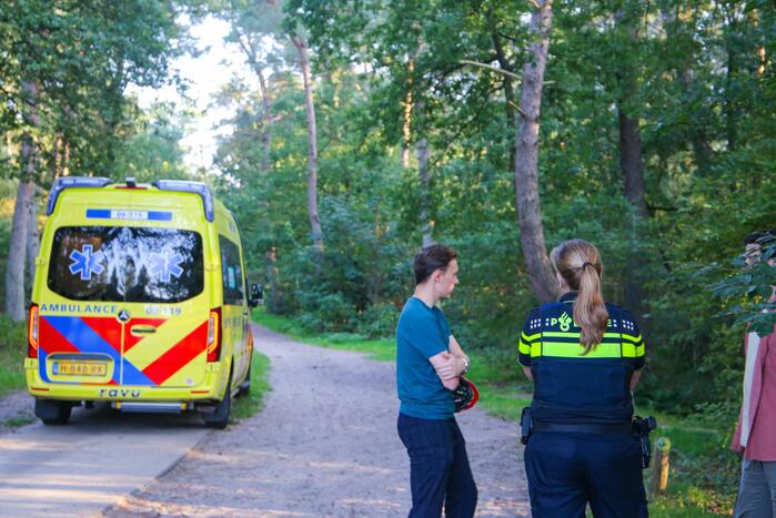 Man op elektrische step komt ten val in bos