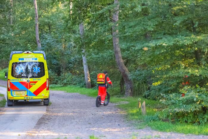 Man op elektrische step komt ten val in bos