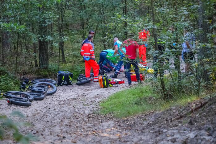 Man op elektrische step komt ten val in bos
