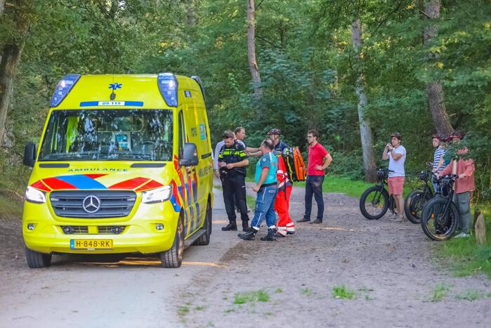 Man op elektrische step komt ten val in bos