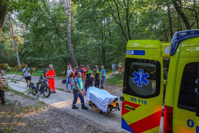 Man op elektrische step komt ten val in bos