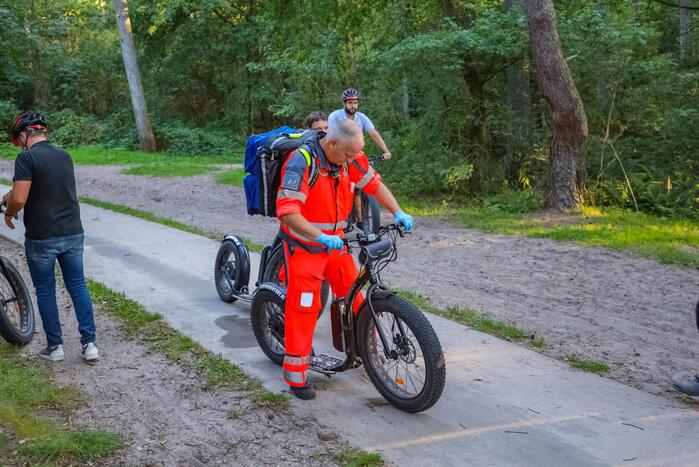 Man op elektrische step komt ten val in bos