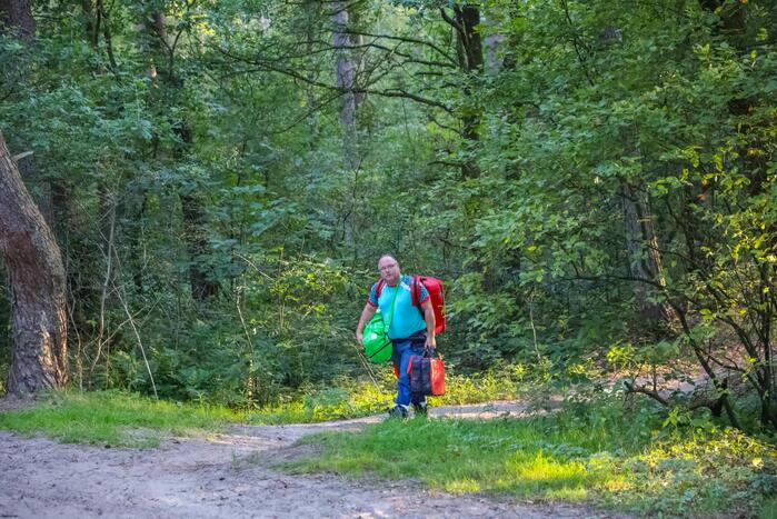 Man op elektrische step komt ten val in bos