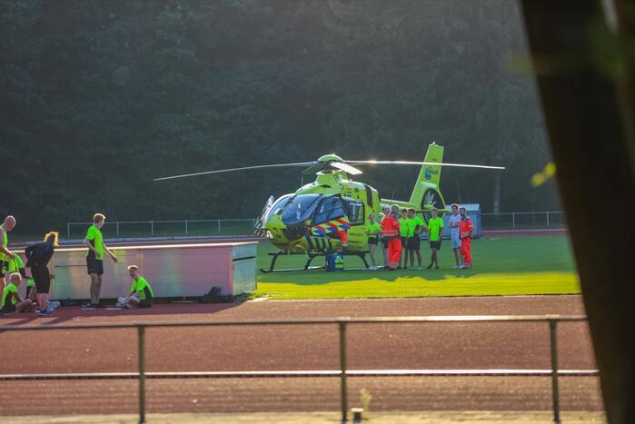 Man op elektrische step komt ten val in bos