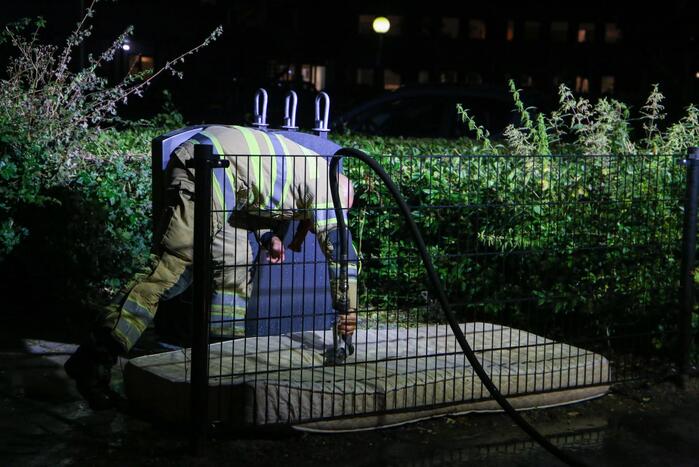 Buurtbewoners doven vlammen in matras