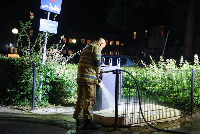 Buurtbewoners doven vlammen in matras