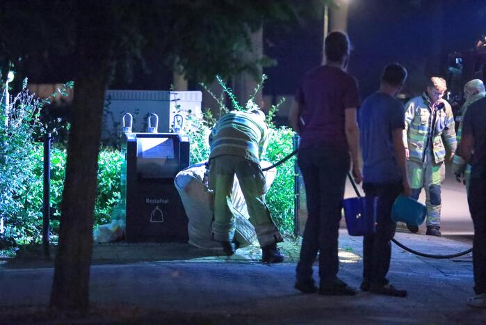 Buurtbewoners doven vlammen in matras