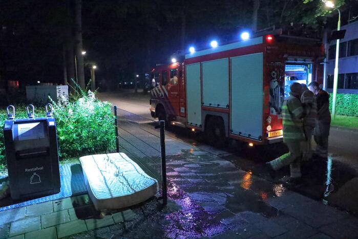 Buurtbewoners doven vlammen in matras