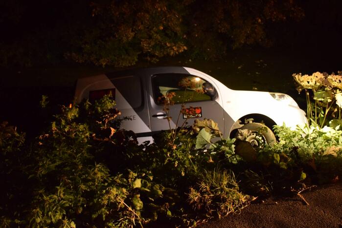 Beveiligingsbus rolt achteruit het water in