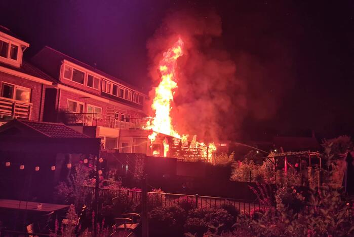 Flinke vlammen bij brand in aanbouw
